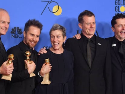 Da esq. para a dire.: Martin McDonagh, Sam Rockwell, Frances McDormand, Graham Broadbent e Peter Czernin, vencedores do Globo de Ouro com &#039;Tr&ecirc;s An&uacute;ncios Para Um Crime&#039;.