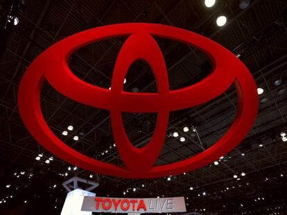 Logo del fabricante Toyota en la feria del automóvil de Nueva York 2018.