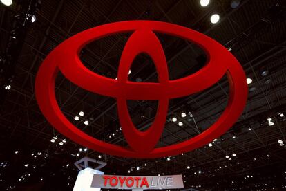 Logo del fabricante Toyota en la feria del automóvil de Nueva York 2018.