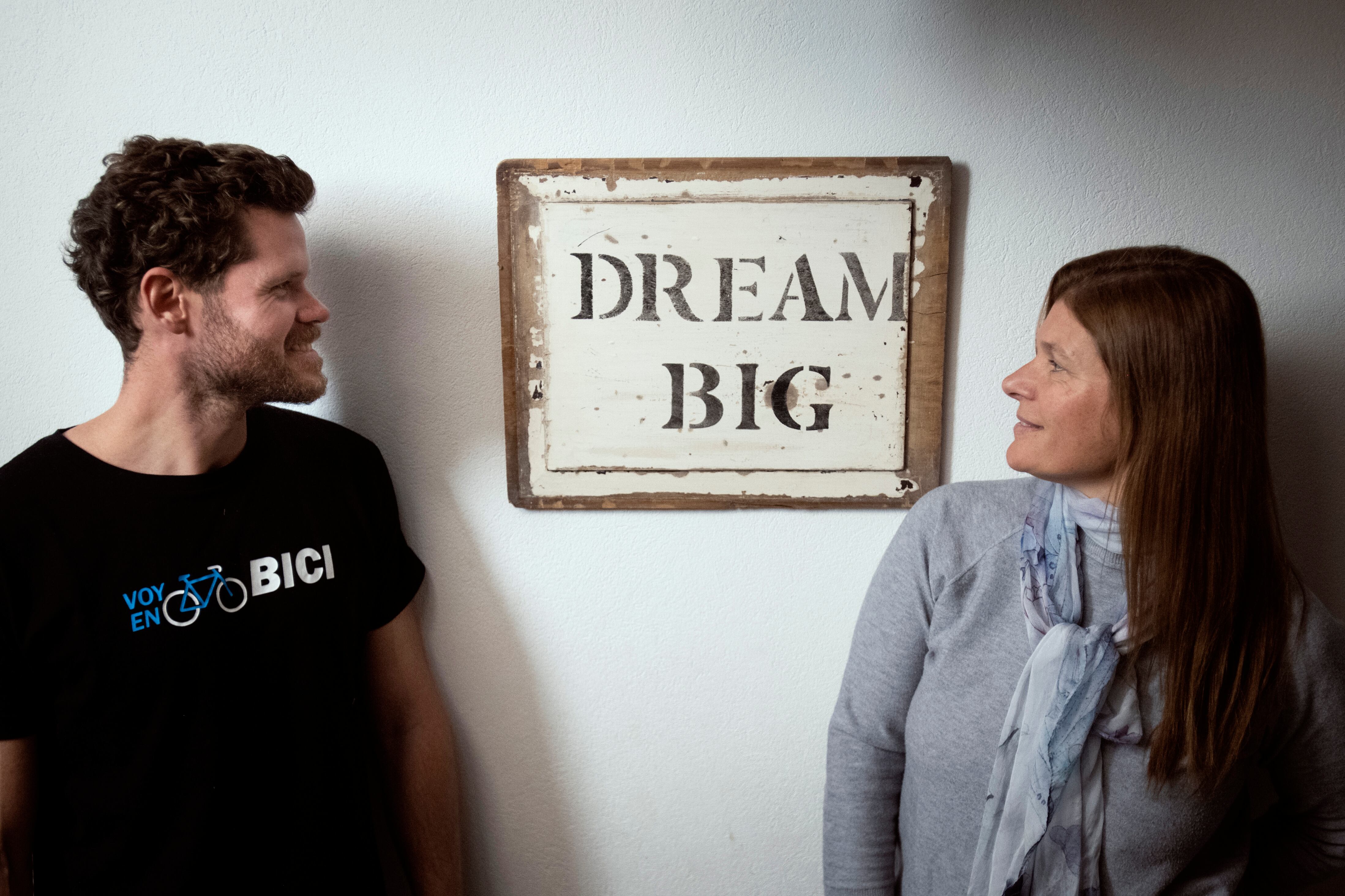 Juan Cruz Gregorini y Gisela Britos, coordinadora de proyectos de Voy en Bici.