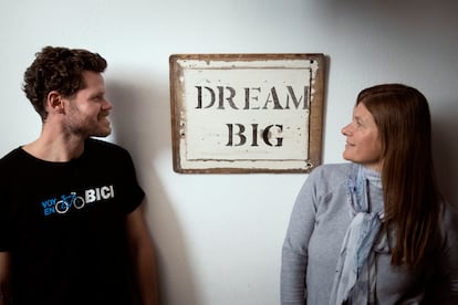 Juan Cruz Gregorini y Gisela Britos, coordinadora de proyectos de Voy en Bici.