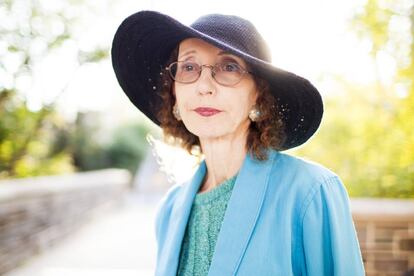 La escritora estadounidense Joyce Carol Oates posa en los jardines de la Universidad de Princeton.