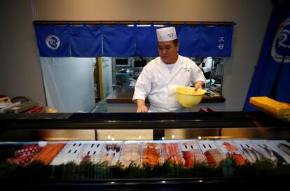 El chef de sushi, Yasuo Fujita, se vio obligado a abandonar la ciudad de Namie debido al tsunami que afectó a la central nuclear de Fukushima, trabaja ahora en su restaurante de Tokio (Japón).