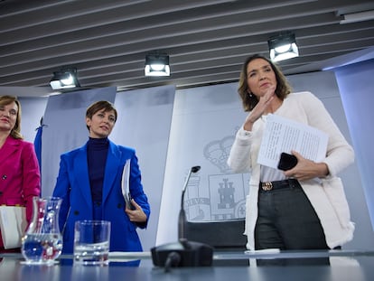 Las ministras de Educación, Pilar Alegría; de Política Territorial, Isabel Rodríguez, y de Industria, Reyes Maroto, este lunes.