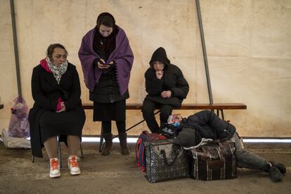 El cansancio y el frío son compañeros de viaje. Una familia descansa en una carpa levantada por voluntarios y redes vecinales en la frontera, justo antes de cruzar a territorio moldavo por Palanca. Este el final de un trayecto y el inicio de otro.
