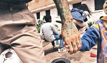 Detento com o filho em dia de visita no Carandiru, em 1999.