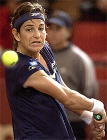 Arantxa, en accion ante la belga Kim Clijsters, durante el partido de la Copa Federacion de tenis.