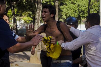 Una persona es detenida.