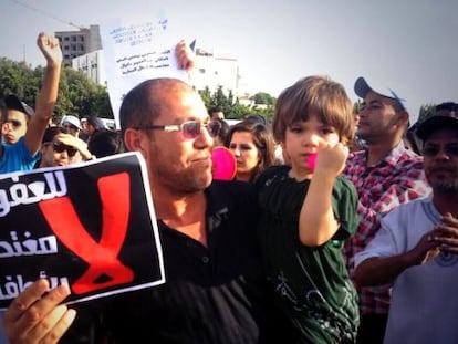 Manifestantes de Agadir, el s&aacute;bado por la tarde. El cartel reza: No al indulto concedido a un violador de ni&ntilde;os.