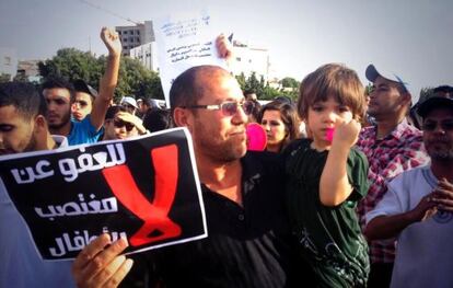 Manifestantes de Agadir, el s&aacute;bado por la tarde. El cartel reza: No al indulto concedido a un violador de ni&ntilde;os.