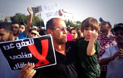 Manifestantes de Agadir, el sábado por la tarde. El cartel reza: No al indulto concedido a un violador de niños.