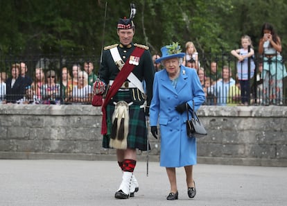 La reina Isabel II, acompañada de su guardaespaldas Johnny Thompson, durante su inspección de las tropas en sus vacaciones en Balmoral (Escocia), en 2018.