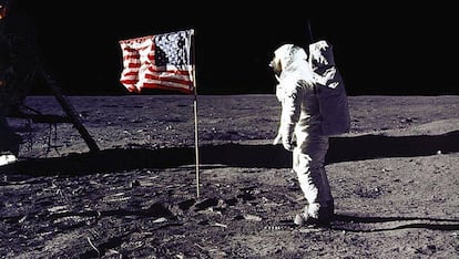 O astronauta Buzz Aldrin saúda a bandeira dos EUA na superfície lunar, em 20 de julho de 1969