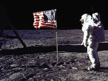 O astronauta Buzz Aldrin saúda a bandeira dos EUA na superfície lunar, em 20 de julho de 1969