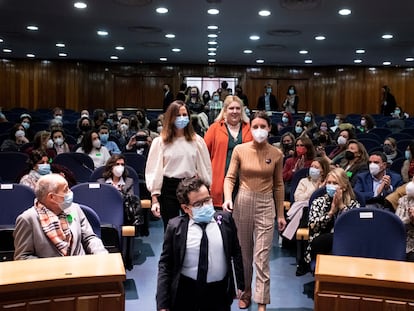 Las ministras de Derechos Sociales, Ione Belarra, y de Igualdad, Irene Montero, este jueves junto al director general de los Derechos de las Personas con Discapacidad, Jesús Martín, y a la activista Cristina Paredero, a su llegada al acto en reconocimiento de las víctimas de esterilizaciones forzadas.