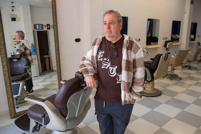 Francisco Pedreña, el pasado viernes en la peluquería que regenta en Paiporta.