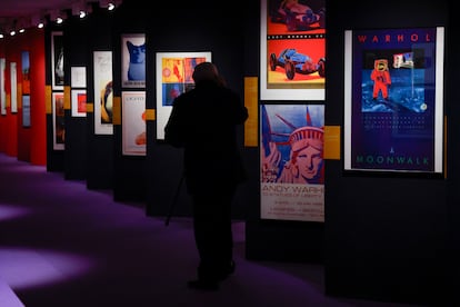 Un visitante recorre la exposición 'Andy Warhol. Posters', durante su presentación en la Fundación Canal de Madrid.
