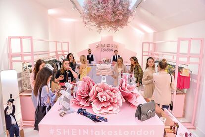 Jóvenes ‘influencers’ en la inauguración de una tienda efímera de Shein en Londres.