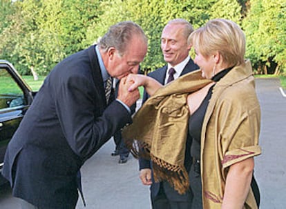 Don Juan Carlos saluda a Liudmila Pútina, esposa del presidente Vladímir Putin (centro), en Novo-Ogarevo.