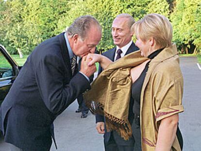 Don Juan Carlos saluda a Liudmila Pútina, esposa del presidente Vladímir Putin (centro), en Novo-Ogarevo.