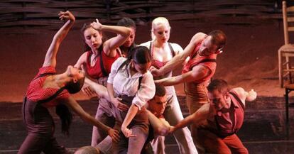 Bailarines de Trànsit Dansa interpretan 'De Carmen'.