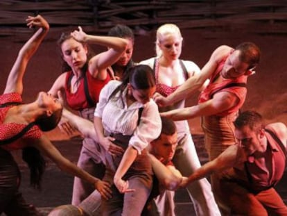 Bailarines de Trànsit Dansa interpretan 'De Carmen'.