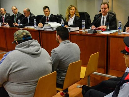 Ismael Rodríguez (segundo por la izquierda), en el juicio de este lunes.
