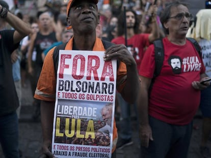 Homem segura cartaz pedindo liberdade para o ex-presidente Lula, no dia 31 de março.