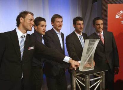 Valverde, Sastre, Menchov, Pereiro y Contador, en la presentación de la Vuelta a España 2008.