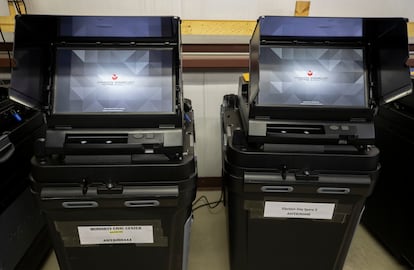 Máquinas de recuento de votos de Dominion en un almacén de Nuevo México.