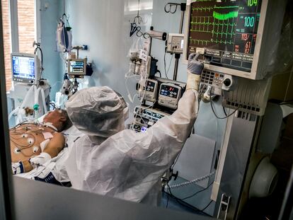 Sanitarios en la UCI del Hospital Clínico de Valencia.