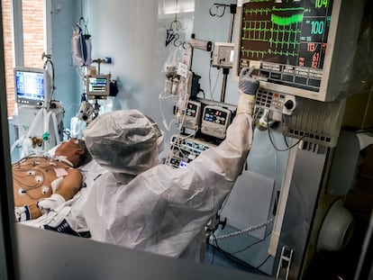 Sanitarios en la UCI del Hospital Clínico de Valencia.