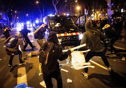 Altercados en la manifestación de protesta por la detención del rapero Pablo Hasel, que ayer ingresó en prisión, condenado por delitos de enaltecimiento del terrorismo e injurias a la Corona, este miércoles en Barcelona. 