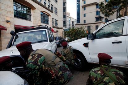 Miembros de las fuerzas de seguridad rodean el complejo hotelero donde se encuentran los tiradores.