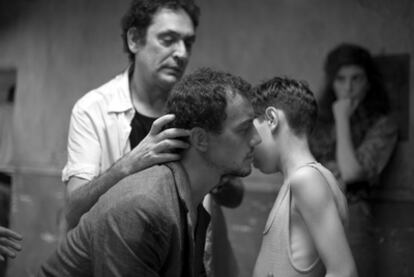 Agustí Villaronga (left), during the fliming of 'Pa negre.'