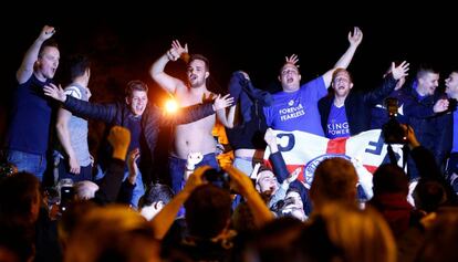 Aficionados celebran la Premier en la puerta de la casa de Vardy. 