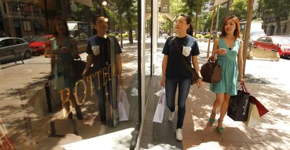 Dos mujeres chinas, de compras en el barrio de Salamanca, en Madrid.