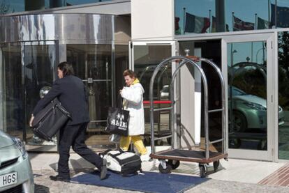 Una turista británica abandonaba ayer el hotel Diamante Beach de Calp, donde se ha registrado un brote de legionela.