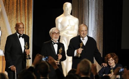 De izquierda a derecha: el actor y activista Harry Belafonte, el director japonés Hayao Miyazaki, el guionista francés Jean-Claude Carriere y la actriz irlandesa Maureen O'Hara, en la entrega de los Oscar honoríficos 2014.