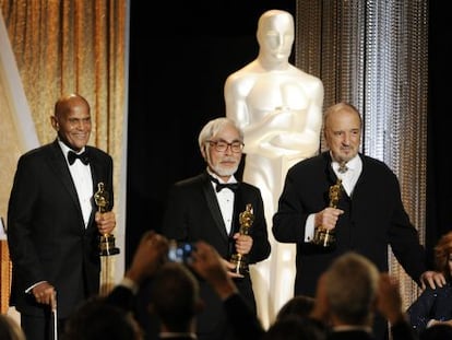 De izquierda a derecha: el actor y activista Harry Belafonte, el director japon&eacute;s Hayao Miyazaki, el guionista franc&eacute;s Jean-Claude Carriere y la actriz irlandesa Maureen O&#039;Hara, en la entrega de los Oscar honor&iacute;ficos 2014.