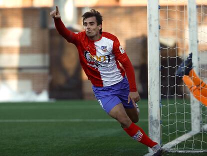 Juan Esnaider celebra el segundo gol de su equipo ante el Eibar este domingo en el Estadio Municipal Mariano González.