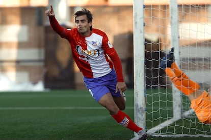 Juan Esnaider celebra el segundo gol de su equipo ante el Eibar este domingo en el Estadio Municipal Mariano González.