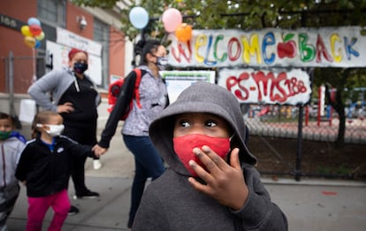 Dos mujeres recogen a sus hijos en el colegio en Nueva York.