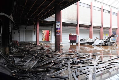 Detrozos por el incendio, presuntamente provocado, en un comercio judío en las afueras de París