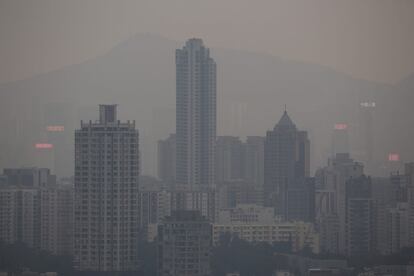 La capital china amaneció hoy envuelta en una densa capa de contaminación que mantiene a la metrópolis en alerta naranja, la segunda más grave tras la roja y la primera vez que se activa en lo que va de año, cuando se celebra en París la cumbre mundial contra el cambio climático.