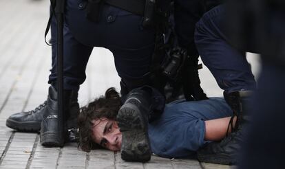 Detención de un estudiante durante la huelga general del 14-N en Valencia