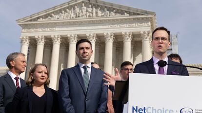 Representantes de la asociación que defiende a las redes sociales, este lunes ante el Tribunal Supremo de Estados Unidos, en Washington.