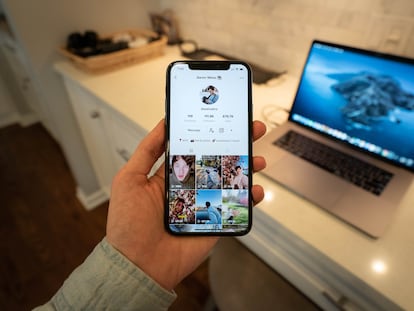 Un usuario muestra su perfil de TikTok.