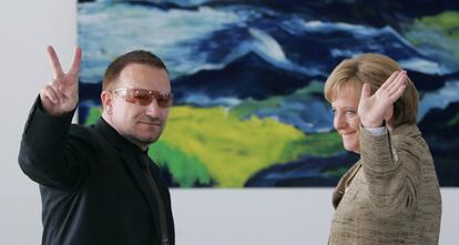 La canciller alemana Angela Merkel y el cantante Bono, de U2, tras una reunión en la Cancillería de Berlín, el 17 de abril de 2007.