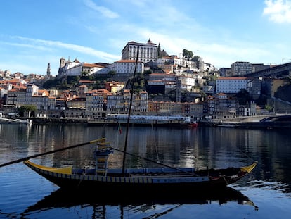 Oporto, visto desde la margen izquierda del río Duero en Vila Nova de Gaia en junio de 2022.